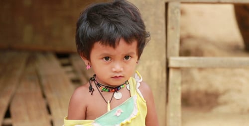 Armes Kind in Laos
