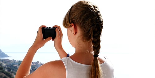 Filles avec un appareil photo