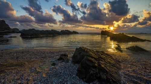 Nascer do sol lindo do mar