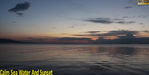 Eau de mer calme et coucher de soleil