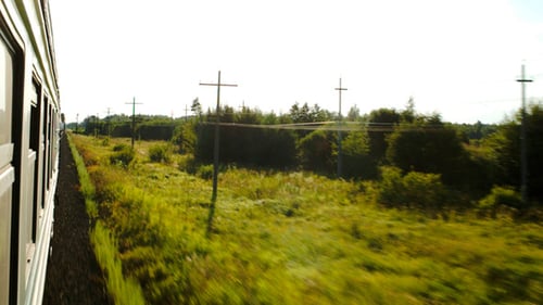 Trem em movimento e paisagem de passagem