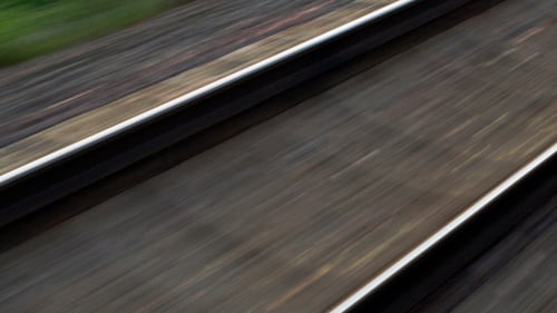 Mit hoher Geschwindigkeit an einer leeren Eisenbahn vorbeifahren