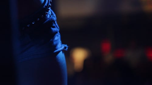 Garota dançando na boate