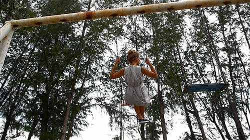 Fille sur balançoire au Ralenti