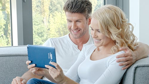 Pareja feliz con panel táctil