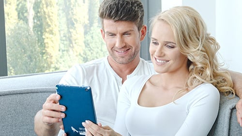 Pareja feliz con panel táctil