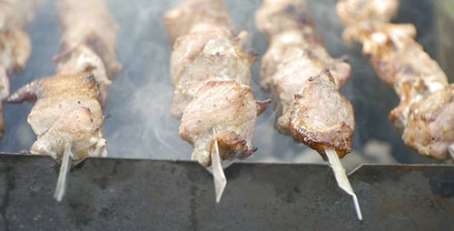 Kebab auf dem Grill kochen 3