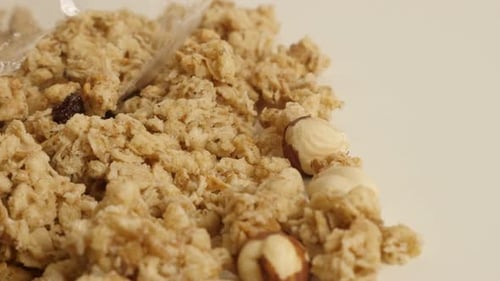 Haufen knuspriger Cerealien Nahaufnahme 4K 2160p 30fps UltraHD-Aufnahmen - Schwenken auf Müsli mit ganzer Hasel