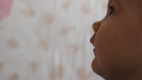 Portrait de bébé de profil