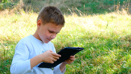 Glücklicher Junge mit Tablet
