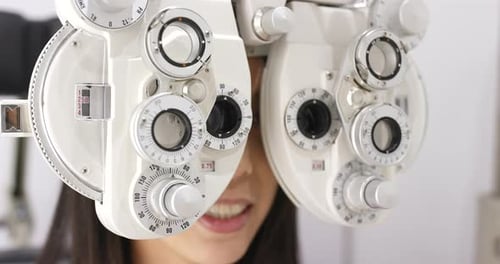 Junge asiatische Frau macht Sehtest