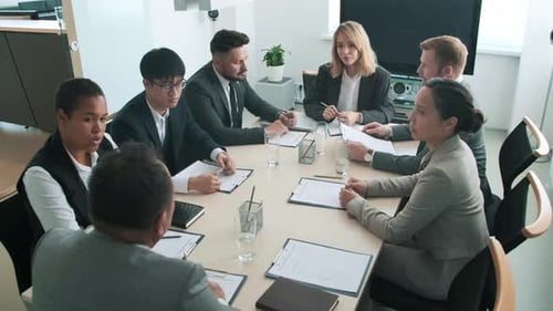 Multiethnische Gruppe von Menschen, die zusammenarbeiten
