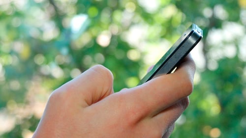 Männliche Hände tippen auf Smartphone 1