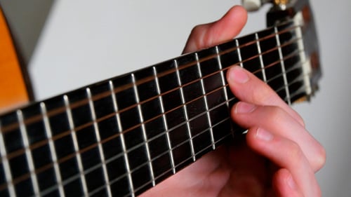 Strumming spielt Akustikgitarre 4