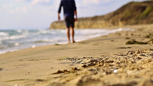 Hombre caminando por la playa