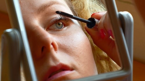 Frau trägt Mascara auf