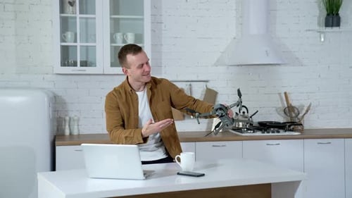 Junger Mann zeigt Drohne für Videoaufnahmen zu Hause