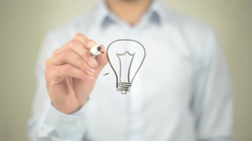 Leuchtende Glühbirne, Geschäftsmann schreibt auf transparentem Bildschirm