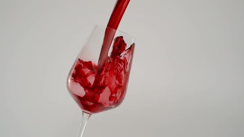 Derramando vinho tinto em vidro inclinado em câmera lenta de 1000 Fps