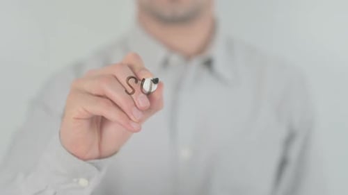 Ein Schritt in die richtige Richtung Mann schreibt auf transparentem Bildschirm