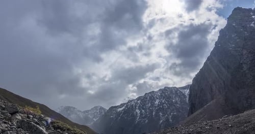 Timelapse de nuages épiques dans une vallée de montagne en été ou en automne, d'une nature sauvage et infinie et de neige