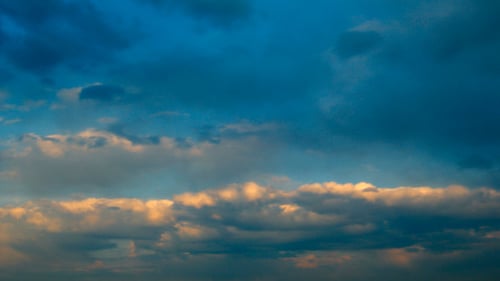 Abend bewölkter Himmel