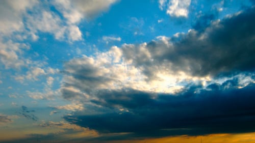 Abend bewölkter Himmel