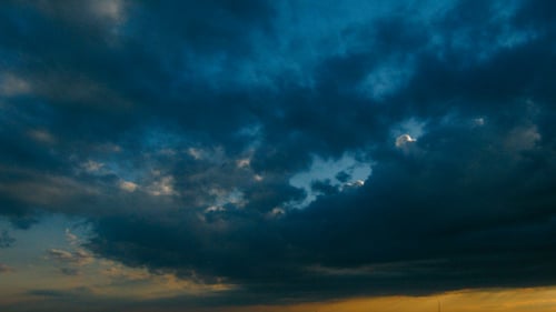 Abend bewölkter Himmel