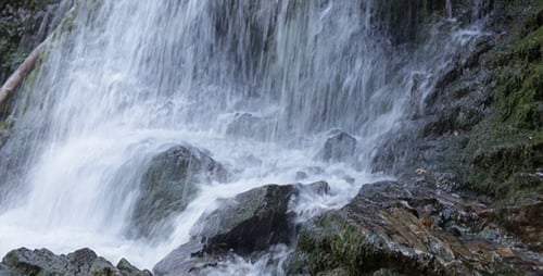Wasser fließt über den Stein