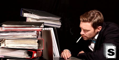Trop de travail pour fumer un homme d'affaires