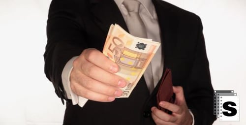 Empresário mostra euros