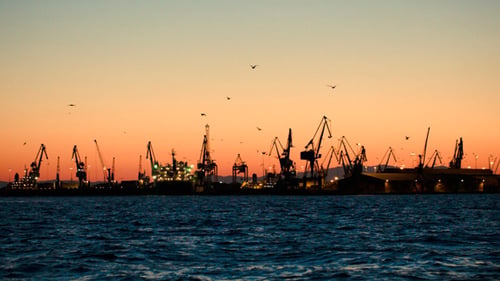 Dock mit Kränen am Abend