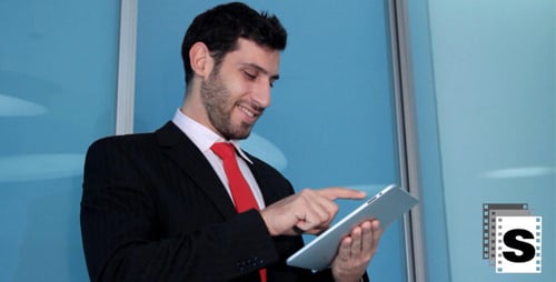 Geschäftsmann nutzt Tablet