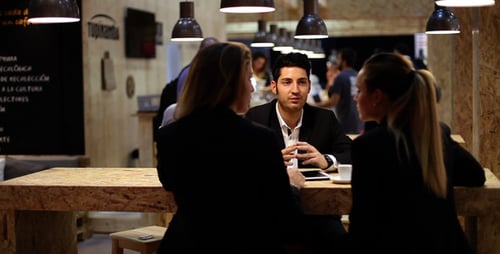 Reunião da equipe de negócios no café