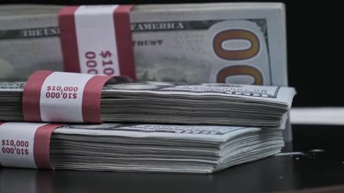 Dollar-Bündel rotieren auf schwarzem Hintergrund