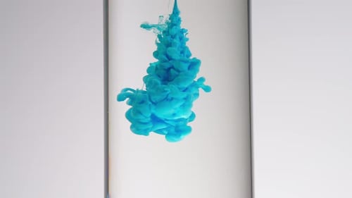 Blaue Tinte in der Flasche