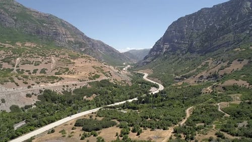 Vista aérea de la carretera serpenteando por el cañón