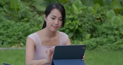 Uso femenino de tableta digital con fondo verde