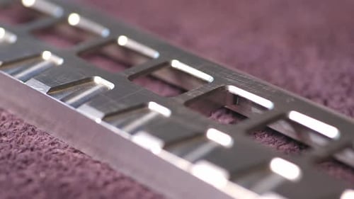 Slider Shot einer eisernen gewellten Oberfläche eines Geräts eines automatischen Steuersystems