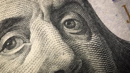 Amerikanische Einhundert-Dollar-Papierbanknote in Nahaufnahme mit Makroaufnahme.