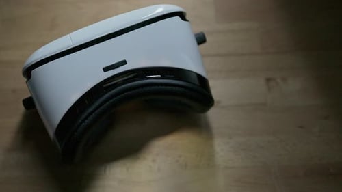 Virtual-Reality-Gerät spielt Video im Inneren ab