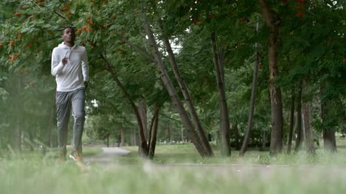 Hombre africano trotando en el parque