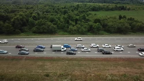 Blick von oben nach unten auf die Autobahn, geschäftige Hauptverkehrszeit, starker Stau Highway