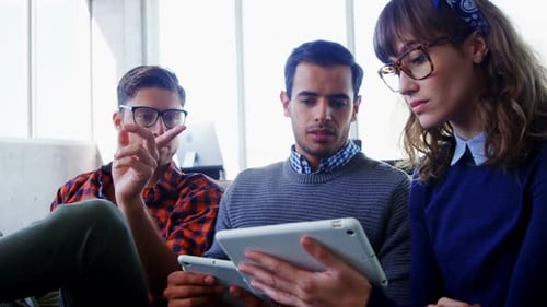 Führungskräfte diskutieren über digitales Tablet