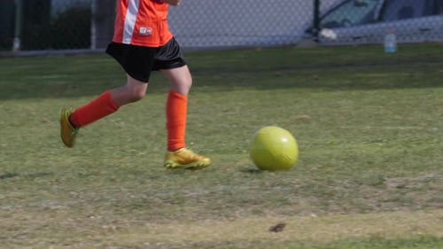 Junge spielt Torwart in einem Jugendfußball-Ligaspiel.