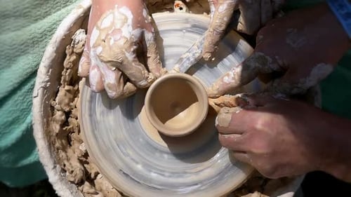 Vue de dessus sur les mains de potier Travailler avec de l'argile sur un tour de potier