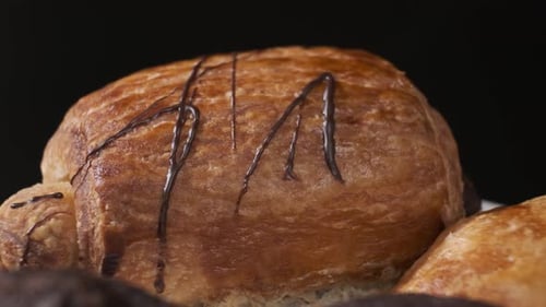 Verschiedene Arten von Kuchen auf weißem Teller, der sich vor der Kamera dreht, Nahaufnahme dreht die Ansicht von Süßigkeiten