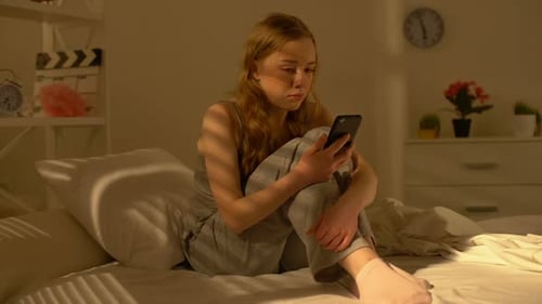 Trauriger Student weint beim Lesen einer Smartphone-Nachricht, Trennung im Pubertätsalter