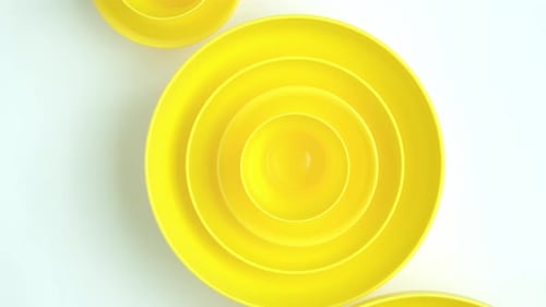 Bunte Plastikschalen isoliert auf weißem Hintergrund