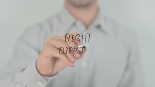 Mit der Hand in die richtige Richtung auf dem Bildschirm schreiben